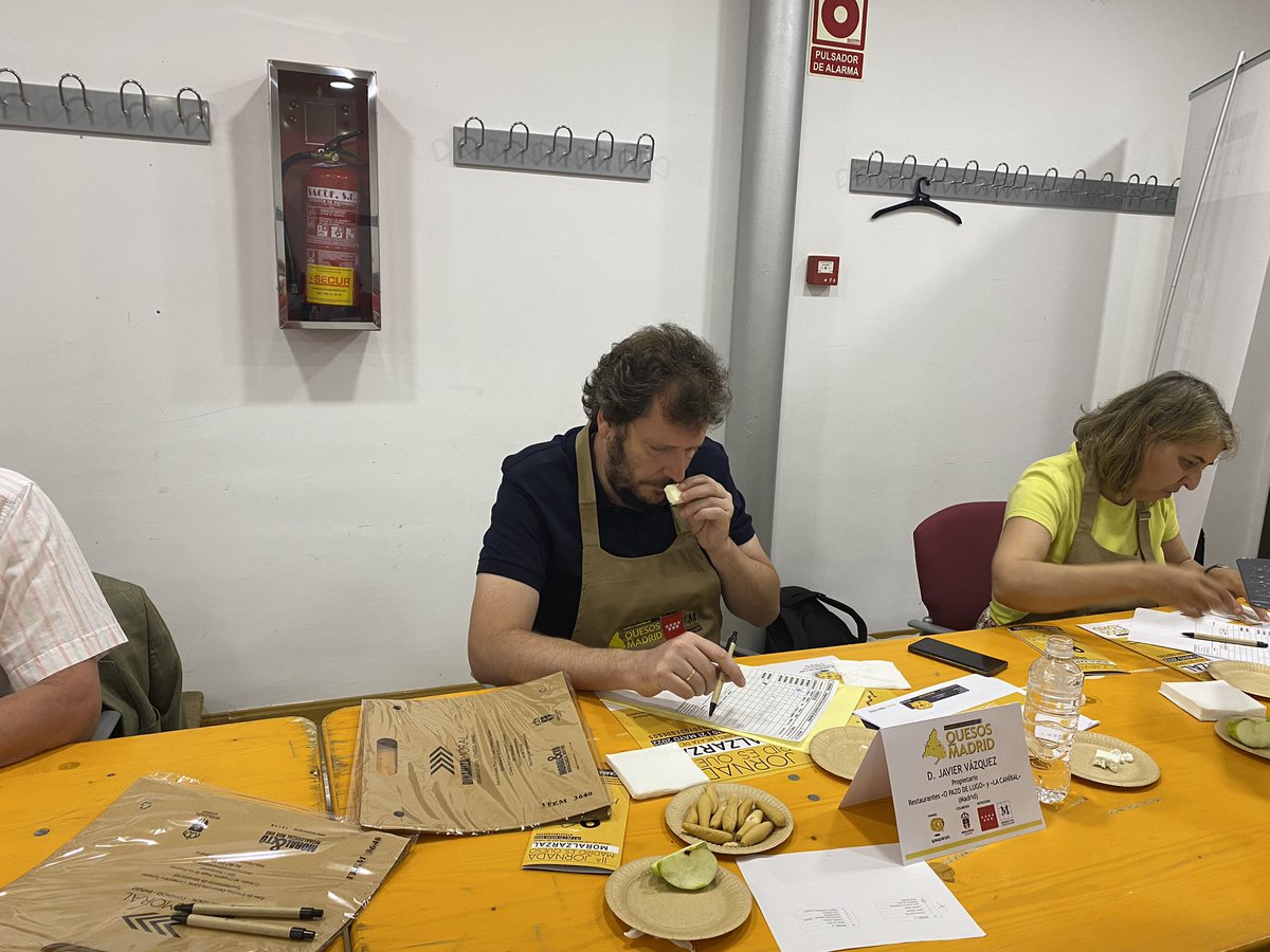 madridalimenta's tweet photo. El jurado de la II Jornada @MADRID #esqueso lo tienen muy difícil más de 40 quesos en sus diferentes categorías
#YoSoyQdeQuesos #QuesosdeMadrid #MoralzarzalesQueso https://t.co/U0JRiVSbDK