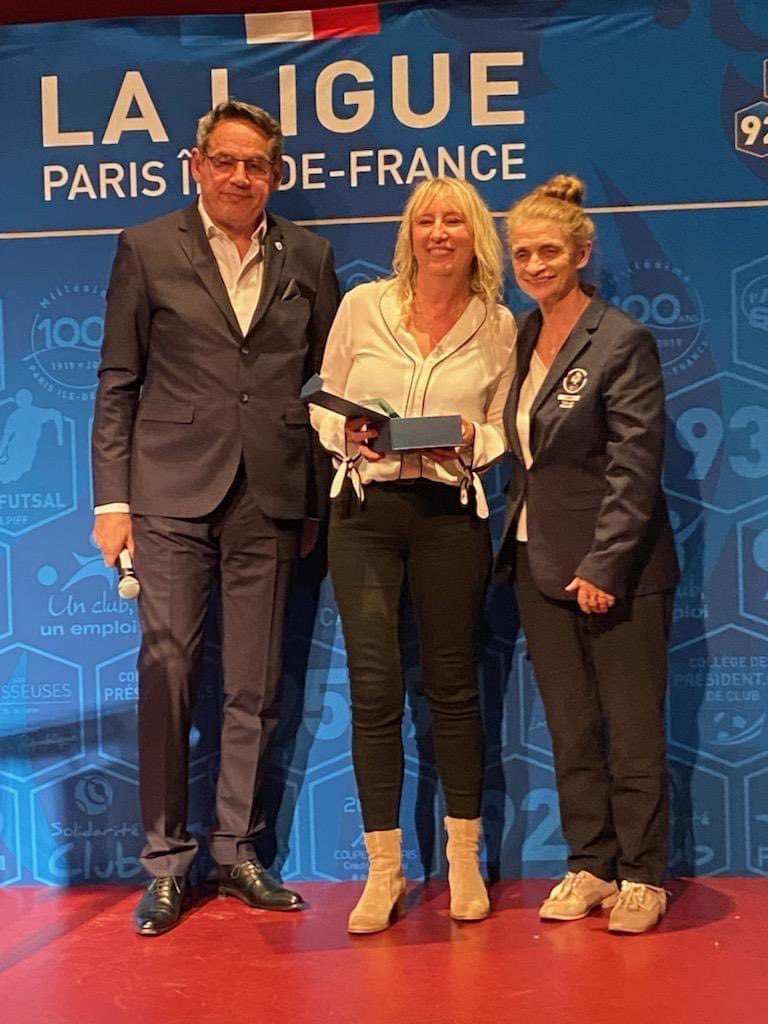 Les Batisseuses - Ligue de Paris Idf

La Ligue a invité , près de 200 femmes, dirigeantes, élues, éducatrices, joueuses, arbitres qui font le football francilien. 

Une récompense a été remise à notre présidente, au club depuis 2004, membre du comité directeur du <a href="/D75foot/">District de Paris de Football</a> .