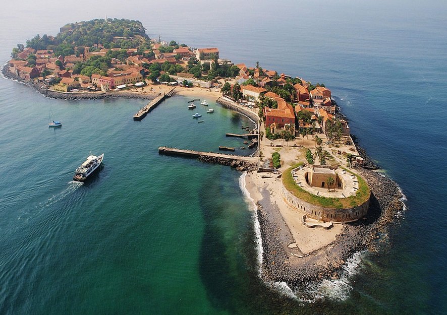 elviajedeAna's tweet photo. Si viajamos a Senegal, podemos encontrar la Isla de Goree. Esta isla es famosa por su triste pasado ya que en ella se estableció la base más activa del comercio de esclavos. Hoy en día es para todos un lugar de concienciación y respeto. #1GIATxelmundo 
#Senegal https://t.co/Uk88DHyuAZ