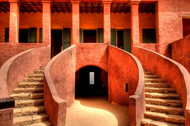 elviajedeAna's tweet photo. Si viajamos a Senegal, podemos encontrar la Isla de Goree. Esta isla es famosa por su triste pasado ya que en ella se estableció la base más activa del comercio de esclavos. Hoy en día es para todos un lugar de concienciación y respeto. #1GIATxelmundo 
#Senegal https://t.co/Uk88DHyuAZ