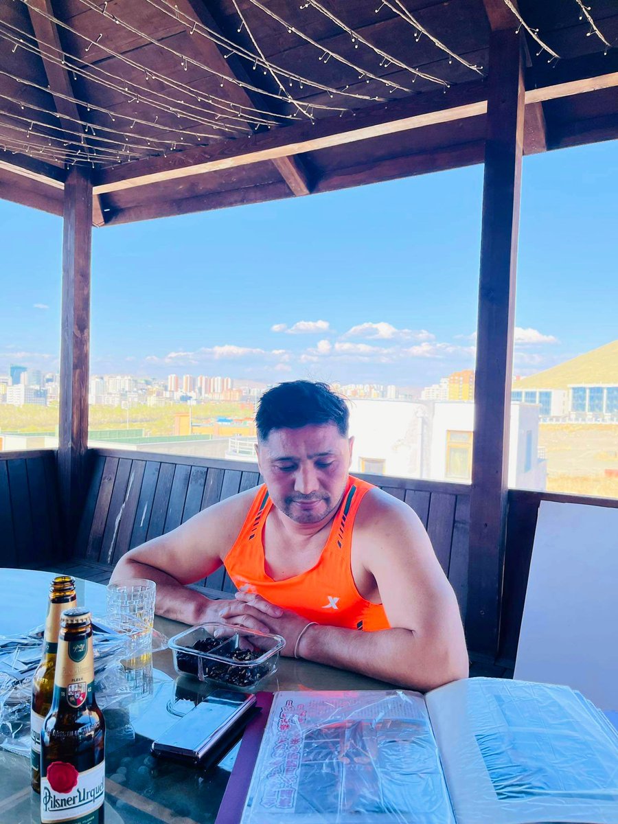 Эмчийн зөвлөгөөг биелүүлж байна, 2л пиво уугаад дараа нь сайн хөдлөх ёстойм байна 🧔 2 пиво уугаад л иймэрхүү 😃