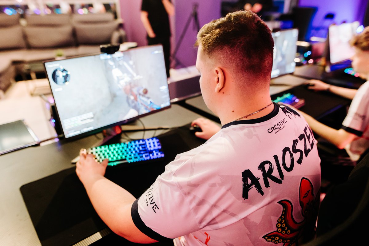 Siema.

Pozegnanie juz bylo, ale jutro wyjezdzam do Warszawy na Lana <a href="/PLEleague/">Polska Liga Esportowa</a> razem z <a href="/AVEZ_esport/">AVEZ Esports</a>.
Jakies zdjecia/relacje moze wrzuce na instagram takze zapraszam.
instagram.com/arioszekk/
