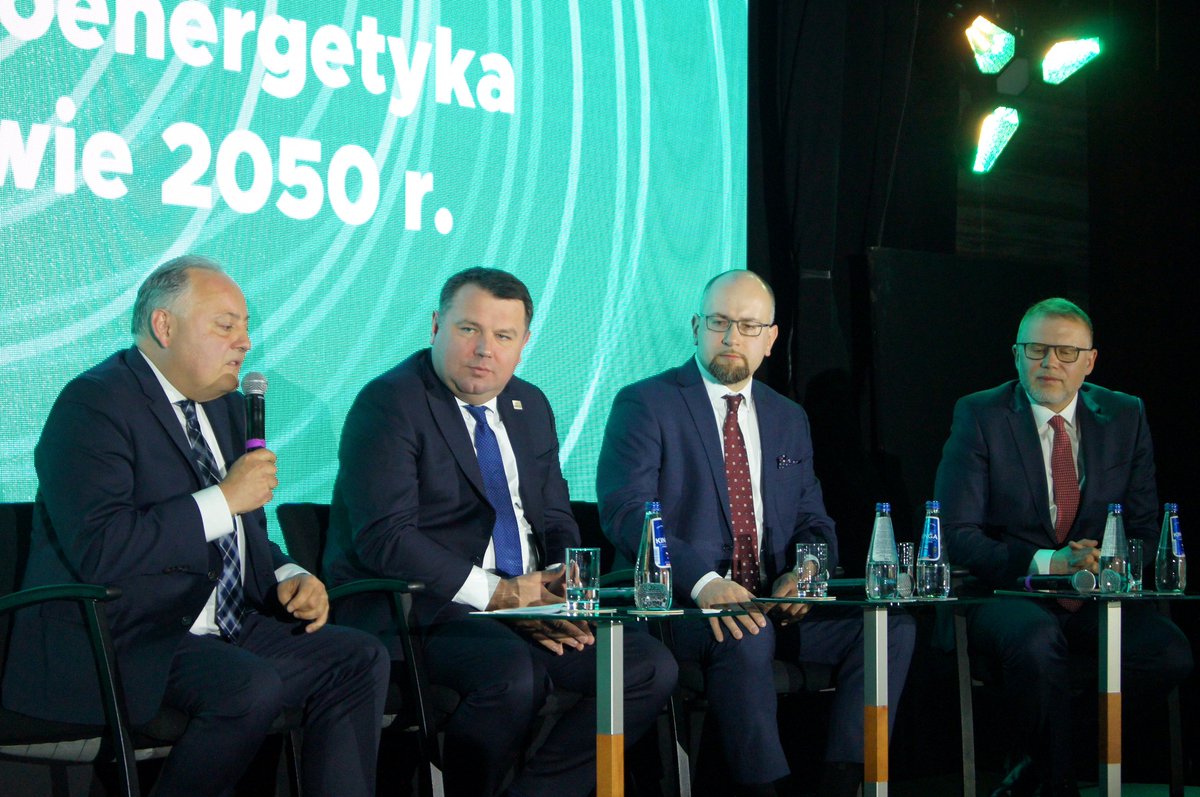energetyce's tweet photo. Trwa panel główny konferencji ARE; krajowa elektroenergetyka w perspektywie roku 2050 - o tym zagadnieniu mówią prezes Wojciech Dąbrowski @Grupa_PGE, prezes Paweł Majewski @Grupa_Enea, prezes Paweł Szczeszek @TauronPE oraz prezes ARE S.A.

#konferencjaARE #energetyka #gospodarka https://t.co/vuNqu4XTHT
