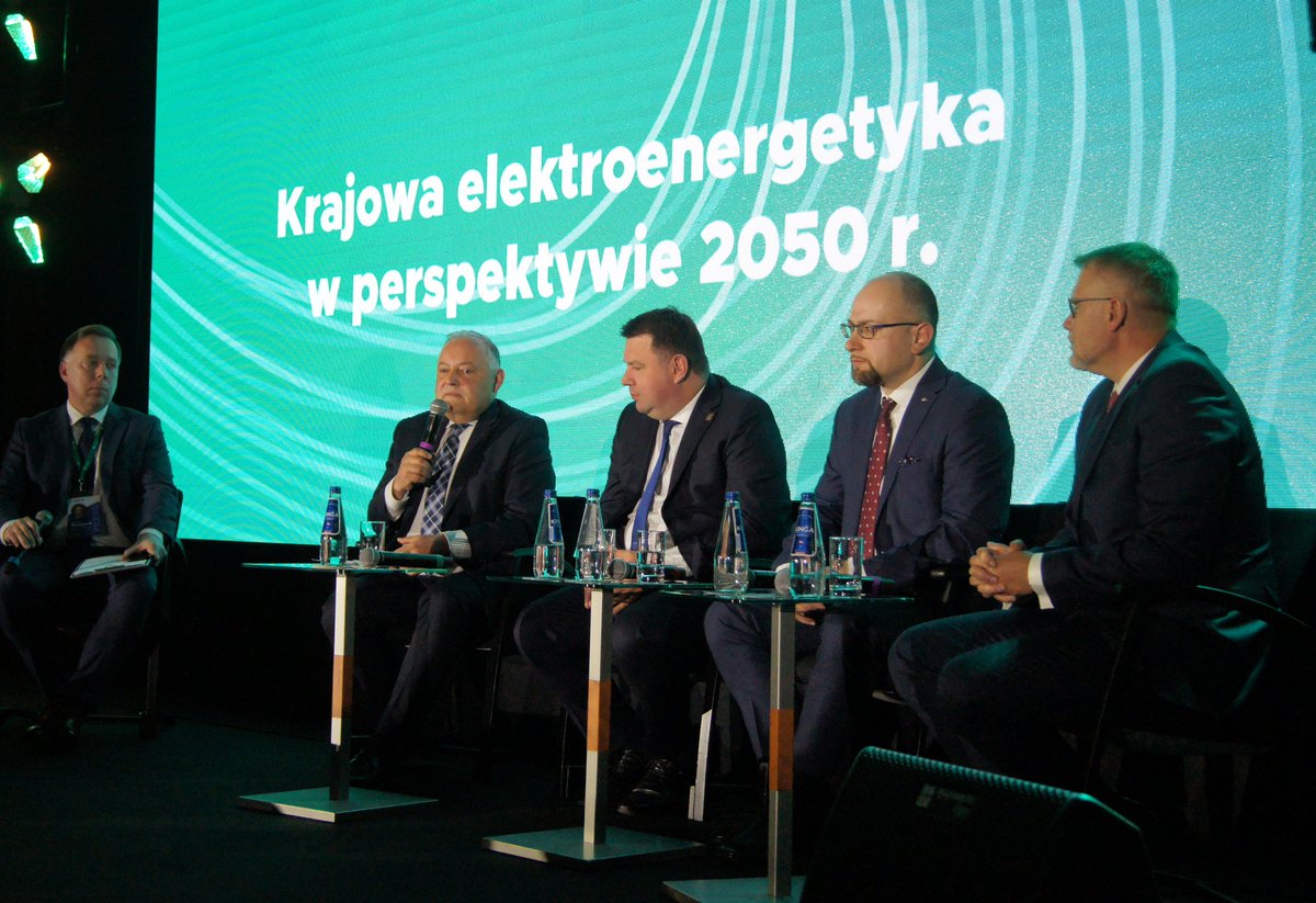 energetyce's tweet photo. Trwa panel główny konferencji ARE; krajowa elektroenergetyka w perspektywie roku 2050 - o tym zagadnieniu mówią prezes Wojciech Dąbrowski @Grupa_PGE, prezes Paweł Majewski @Grupa_Enea, prezes Paweł Szczeszek @TauronPE oraz prezes ARE S.A.

#konferencjaARE #energetyka #gospodarka https://t.co/vuNqu4XTHT