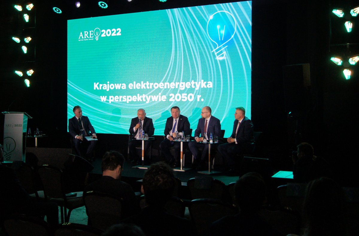 energetyce's tweet photo. Trwa panel główny konferencji ARE; krajowa elektroenergetyka w perspektywie roku 2050 - o tym zagadnieniu mówią prezes Wojciech Dąbrowski @Grupa_PGE, prezes Paweł Majewski @Grupa_Enea, prezes Paweł Szczeszek @TauronPE oraz prezes ARE S.A.

#konferencjaARE #energetyka #gospodarka https://t.co/vuNqu4XTHT