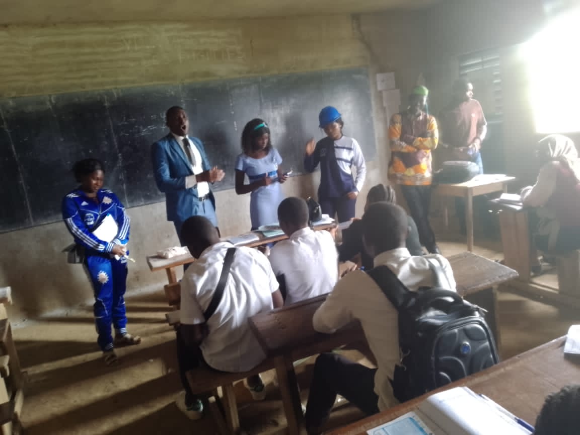 IsmamOfficiel's tweet photo. 🛑🛑🛑🛑🛑 
Journée d'orientation Universitaire 📚😏🥇 

Nous avons été aux côtés des élèves de l'Institut Polyvalent #KWABER à Barébakem pour les sensibiliser d'avantage sur l'importance de l'orientation d'un cursus universitaire Entrepreneurial. 

C'était hier.😃🌱📚😏. https://t.co/MxgiVbU8QX