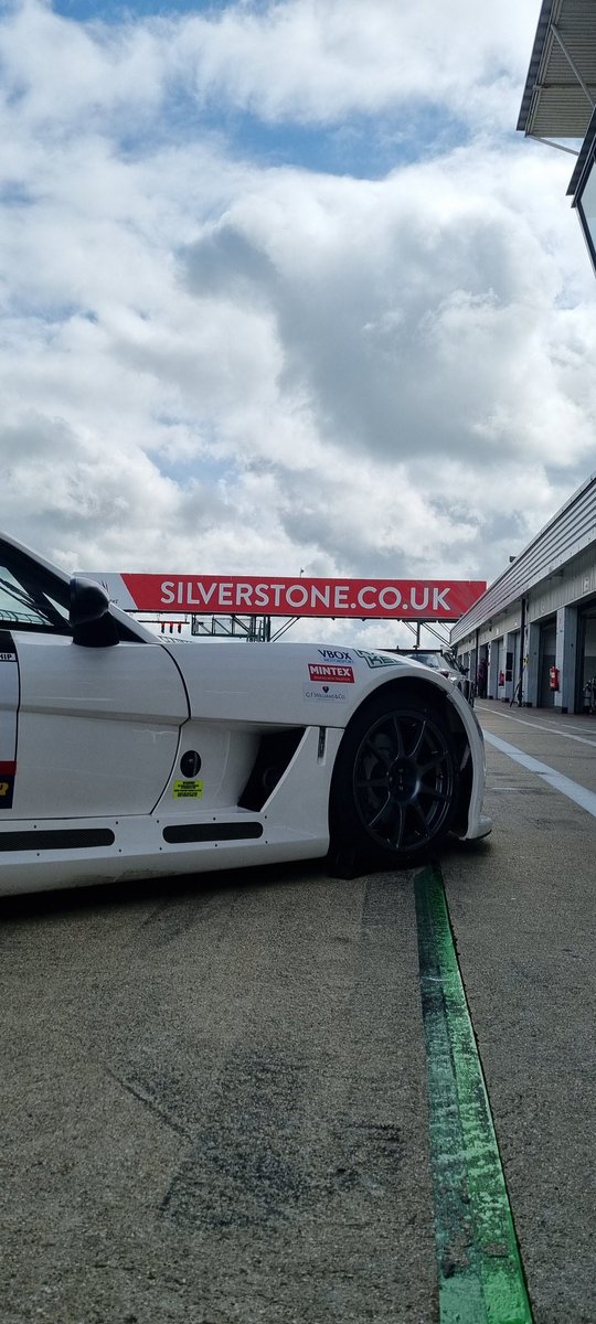 AdrianMedeiros's tweet image. It has been a really nice week. Busy and different tracks. Today we are at the heart of British Motorsport.
Semana corrida, pistas diferentes e hoje estamos em Silverstone. O coração do automobilismo britânico.
#drivercoaching
#drivercoach 
#race 
##racecars 
#teach2race