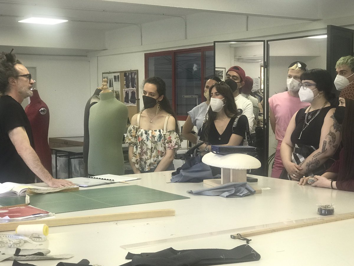 periscostumes's tweet photo. Enseñando nuestro trabajo a nuevas generaciones . Taller de #sastreria @periscostumes @institutoidem #bespoke #tailoring #JavierVaras https://t.co/BvcdeQsj8u