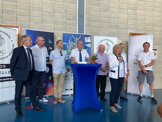 Dsden57's tweet photo. Remise des labels Moselle Sport Citoyen aux 40 clubs mosellans ce jeudi 18 mai aux arènes de Metz en présence de Mme Agnès Raffin,Présidente du CDOS de Moselle et Olivier Cottet #DASEN57. Une belle récompense pour ces clubs sportifs qui œuvrent sur le champ éducatif et citoyen ! https://t.co/VVATELwA7s