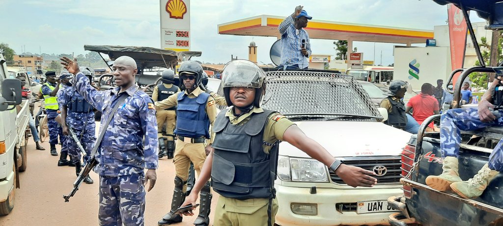 Kasangati Town has been besieged. Our leader <a href="/kizzabesigye1/">Kifefe Kizza-Besigye</a> and residents of Kasangati can't move (&amp; can't breath). Guns cannot forever silence people who want freedom. #Tusimbule.