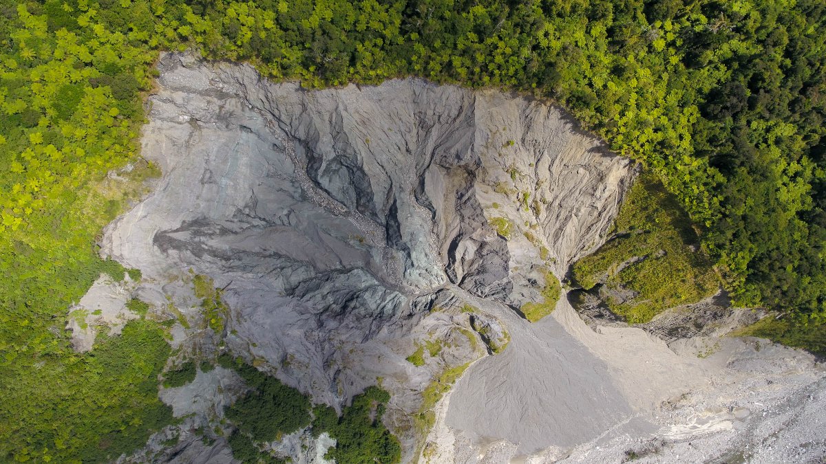 vanish_point's tweet photo. When documenting the whole length of Alpine Fault there’s no better photographer than West Coast local @jase_b who can find shots from everywhere. Full project at https://t.co/HATSzN3wkZ

Public interest journalism funded by @NZonAir in association with @NorthSouthNZ https://t.co/nOW367vjGd