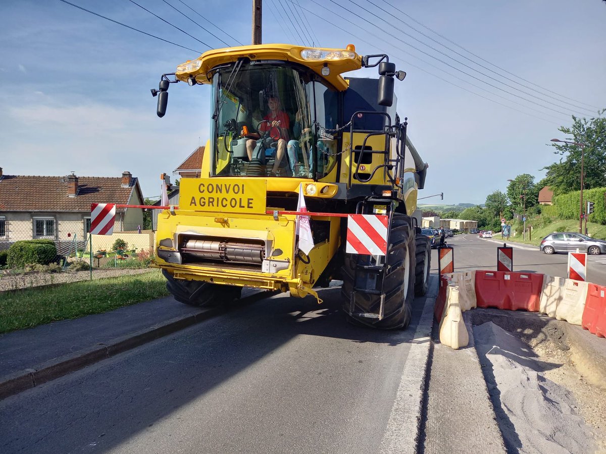 jeunesagri08's tweet photo. 📍MOBILISATION À @VILLEdeRETHEL (3/4)

👉🏽 Démonstration en direct avec le passage d'une moissonneuse dans la rue Jean-Baptiste-Clément : ❌ les 3m75 prévus ne suffiront pas ! https://t.co/cYkvSrfpky