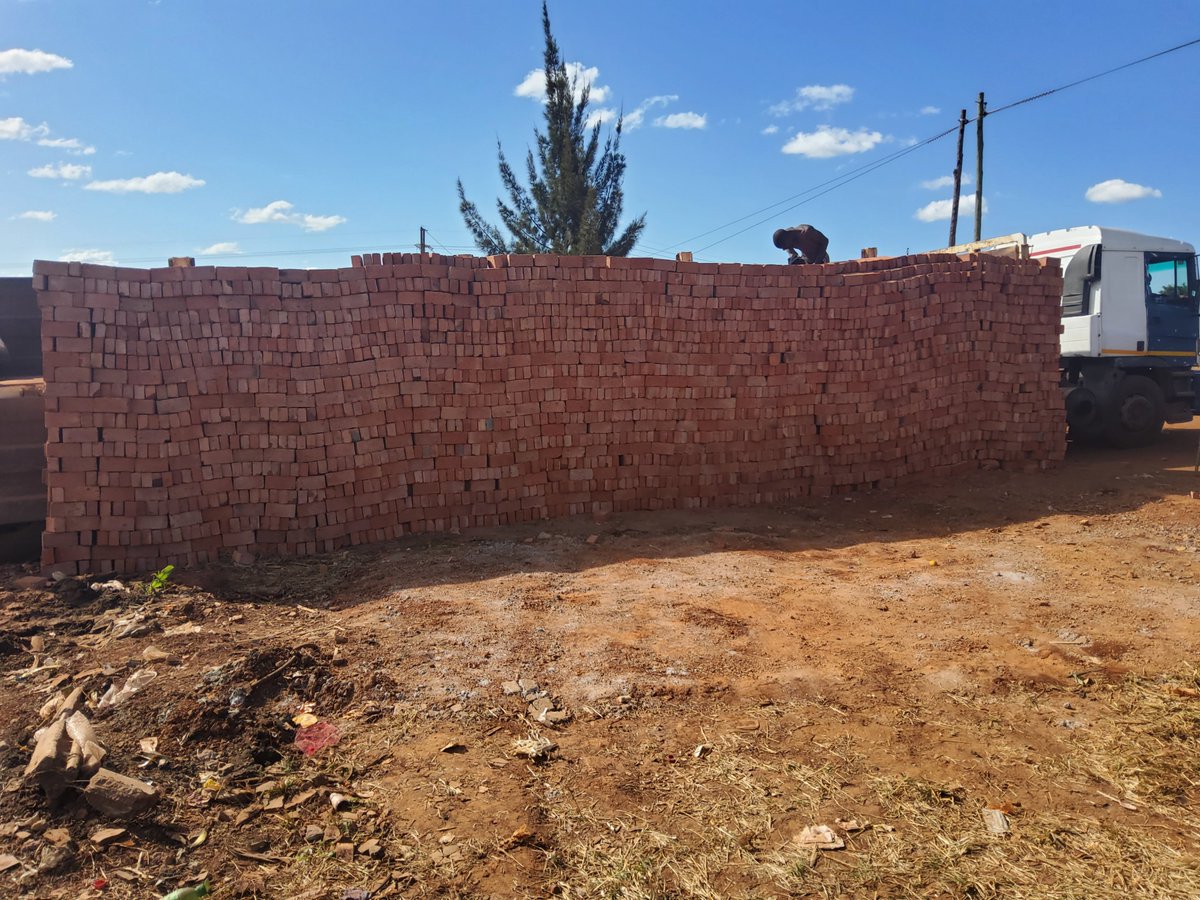 helplinezim's tweet photo. Construction of the Hatcliffe Safe Market underway, we really are excited about this project. #RecoverBetterTogether #LNOB @unwomenzw @UNDPZimbabwe @MPTFOffice @iloharare @nssazw @MinofWomenZim @cohsunshinecity https://t.co/MFAZaDKXDE
