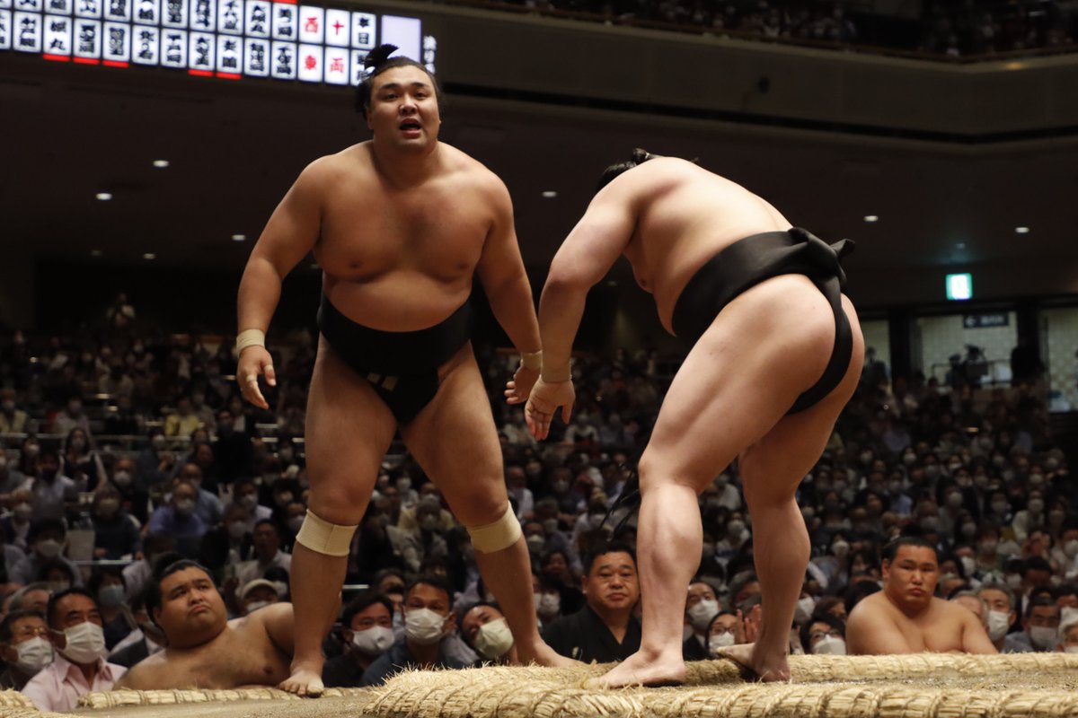 身長体重がほぼ同じ、まわしの色も両者黒の 若元春-霧馬山 戦 両者力を 