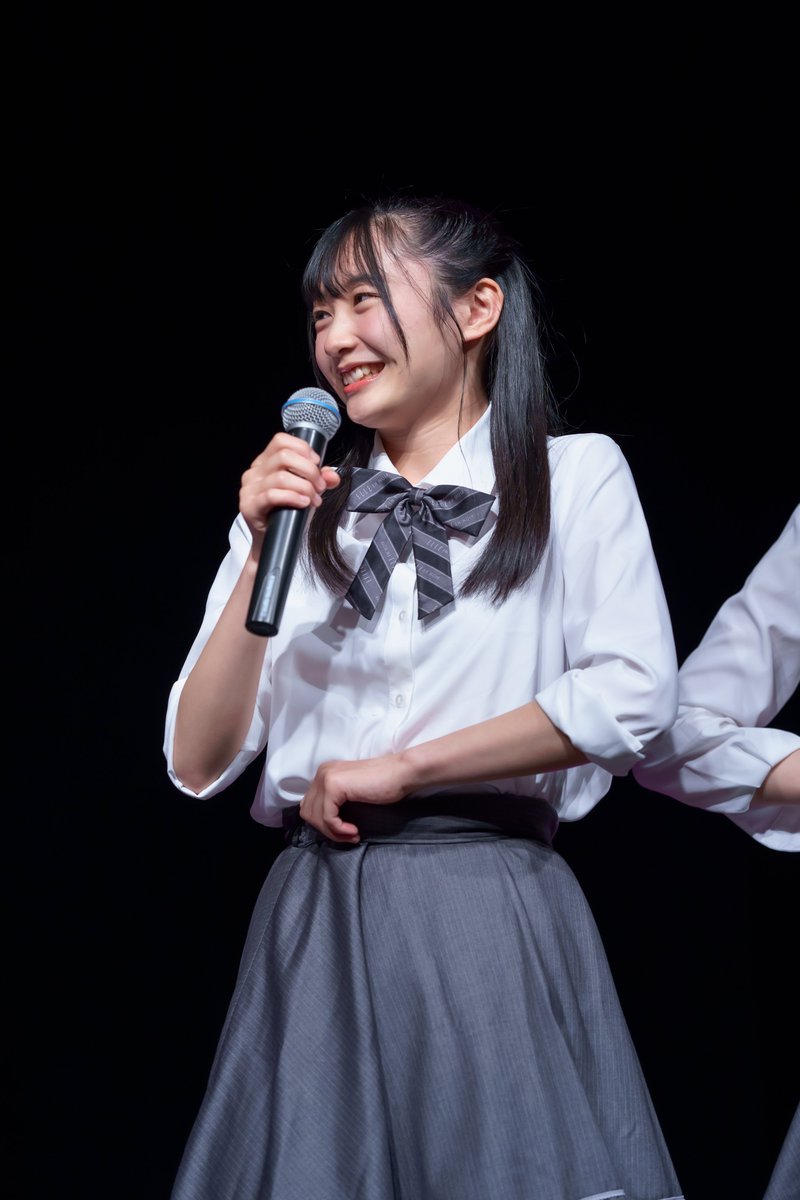urraco1974's tweet photo. 最初で最後の卒服姿でのライブ、MCでシャツをなおす綾菜さん
そういえばさくら学院ではこういう光景見た記憶ないんですが、あの子達どうしてたんだろう?
2022.4.29.
アジア青少年センター スペースYホール
東京アイドル劇場 #アイゲキ
Si☆4解散公演
#Si4
#柏綾菜 (JK2)
#美少女双子姉妹(姉) https://t.co/1AbjV7dS2C