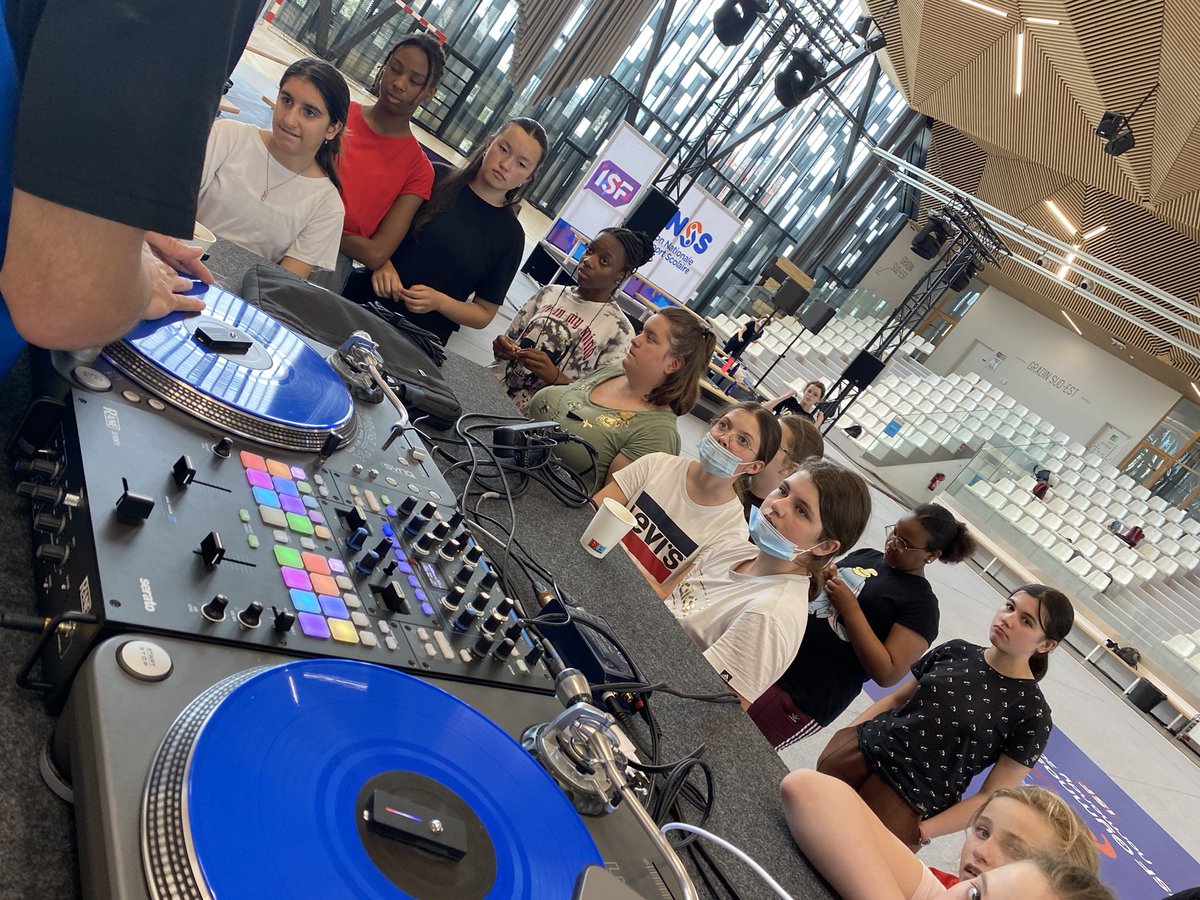 unss76's tweet photo. Animation #gymnasiade2022 #hiphop pour les jeunes #unss76 @LH_LeHavre
Deux as ont pu profiter de l’installation au Pôle Simone Veil pour une découverte du Hip Hop.
Merci à l’association SLT
@dsden76 @ac_normandie @seinemaritime https://t.co/COwqJmZjZg