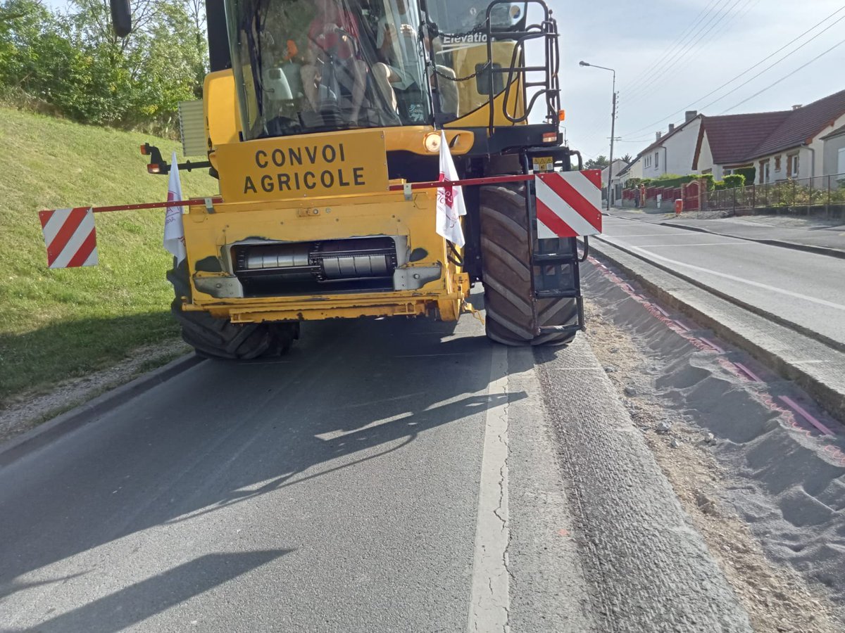 jeunesagri08's tweet photo. 📍MOBILISATION À @VILLEdeRETHEL (3/4)

👉🏽 Démonstration en direct avec le passage d'une moissonneuse dans la rue Jean-Baptiste-Clément : ❌ les 3m75 prévus ne suffiront pas ! https://t.co/cYkvSrfpky