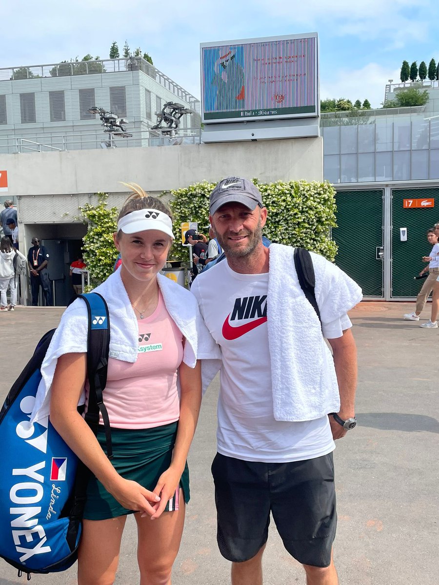 StarWingSM's tweet photo. 2021 ➡️ Junior French Open champion 
2022 ➡️ First senior grand slam appearance &amp; wins 3 matches to qualify for @rolandgarros! 

Huge congrats to 17 year old @lindanoskova1 and coach Tomas Krupa 👏🏼

Onto main draw…

#StarWingSports #LindaNoskova #RolandGarros #Qualifier https://t.co/HKIUefK6a9