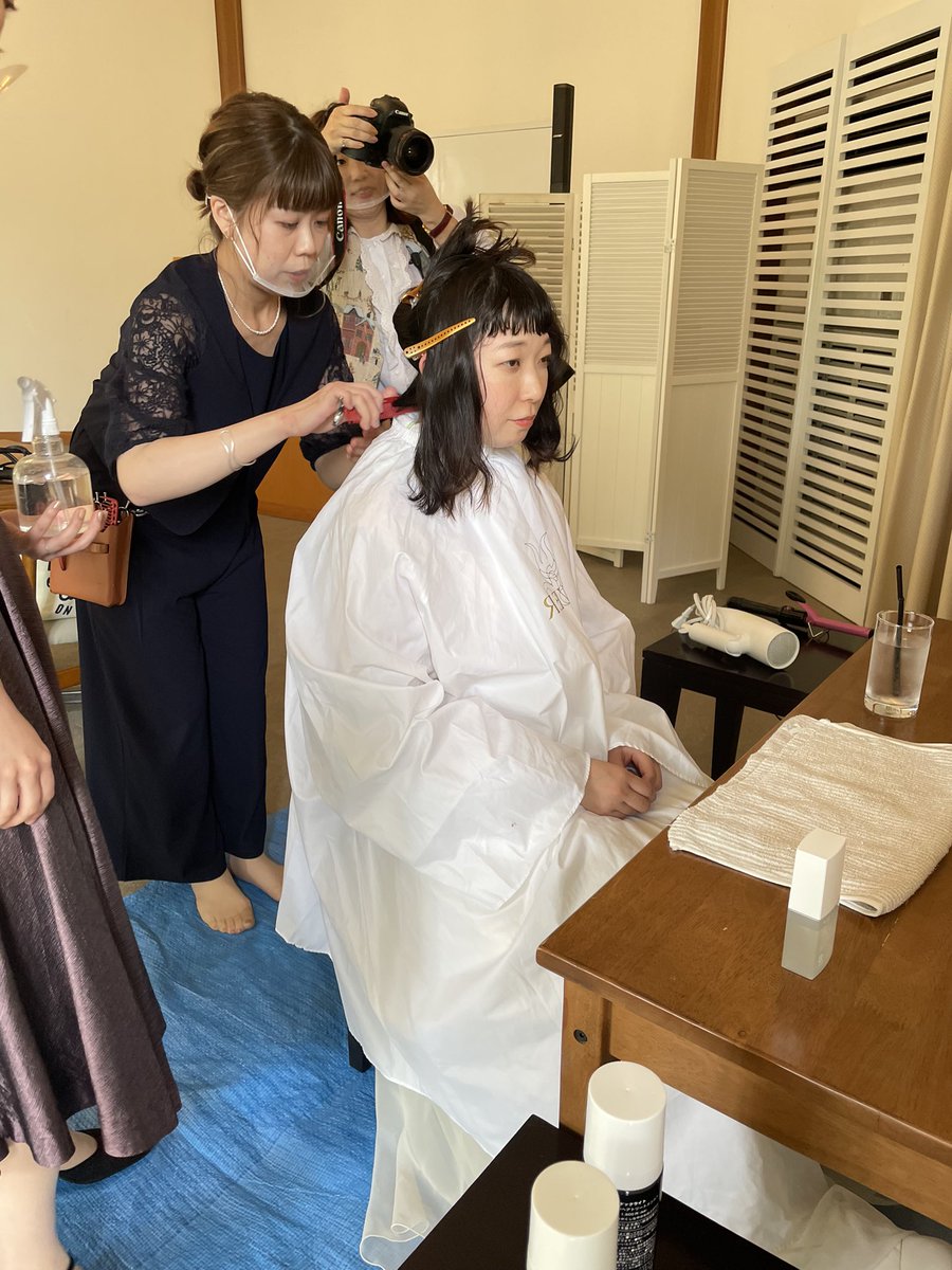 mp75_'s tweet photo. とにもかくにも幸せしかなかった、そんな１日でした🥰🥰

お色直しで髪の毛を切る夢を叶えてくれた友だちと、ピアス作ってくれた友だちと、いっぱい泣いて笑って楽しかったー！！！って笑顔で帰ってくれた友だちみんながいたから、あの日が実現したんだよなぁ🥲🤍🤍

ほんっとーに楽しかったーー！！！ https://t.co/RahyIw3oTG