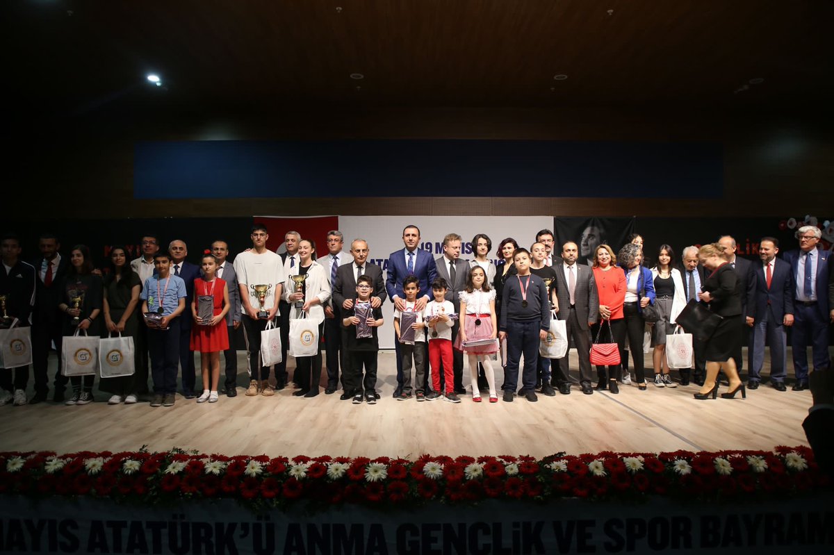 KucukcekmeceMeb's tweet photo. 19 Mayıs Atatürk’ü Anma Gençlik ve Spor Bayramı töreni, İlçemiz Hacı Bektaş Veli Anadolu Lisesi’nde; İlçe Protokolü, Öğretmen, Öğrenci ve Velilerin katılımı ile büyük bir coşkuyla kutlandı. @tcmeb @memleventyazici @KcekmeceKymklik @muratgozudok1 https://t.co/8ap9o4X1C5