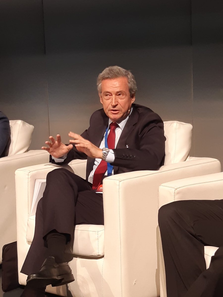 AndAerospace's tweet photo. El presidente del clúster @AndAerospace @AGGuillamon habla sobre los objetivos del #sectorespacio y la importancia de las empresas y de las instituciones públicas para el crecimiento económico de la región. 

#ForoEspacio #SectorAeroespacial #Andalucia https://t.co/8SIgRLI22M