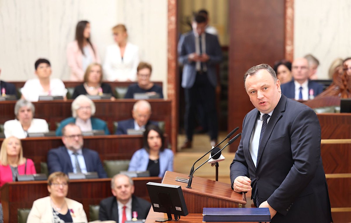JakubChe's tweet photo. Z okazji 75-lecia Instytutu Onkologii w Gliwicach gratuluję całemu Zespołowi na czele z dyr. prof. Krzysztofem Składowskim imponujących osiągnięć medycznych👏W imieniu #ZarządŚląskie i #SejmikŚląskie życzę dalszych sukcesów👏@NIO_PIB @MorawieckiM @MZ_GOV_PL @a_niedzielski https://t.co/OeDgHSDml6