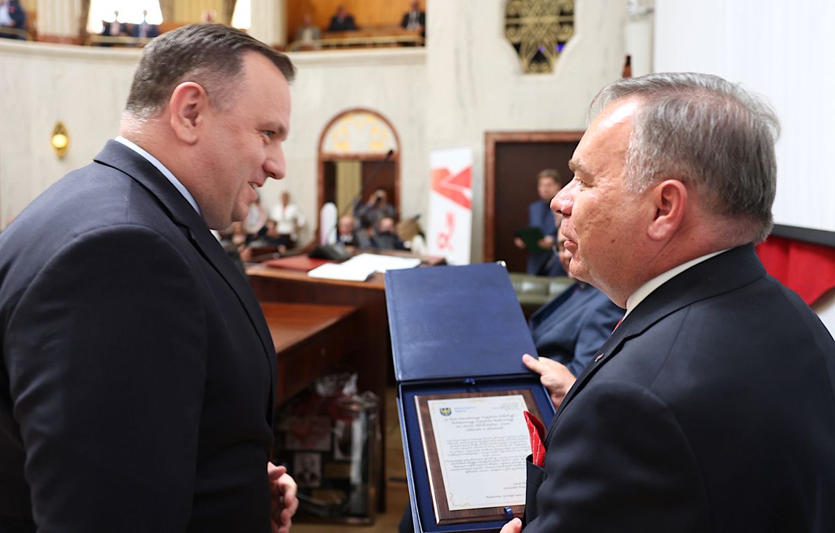 JakubChe's tweet photo. Z okazji 75-lecia Instytutu Onkologii w Gliwicach gratuluję całemu Zespołowi na czele z dyr. prof. Krzysztofem Składowskim imponujących osiągnięć medycznych👏W imieniu #ZarządŚląskie i #SejmikŚląskie życzę dalszych sukcesów👏@NIO_PIB @MorawieckiM @MZ_GOV_PL @a_niedzielski https://t.co/OeDgHSDml6