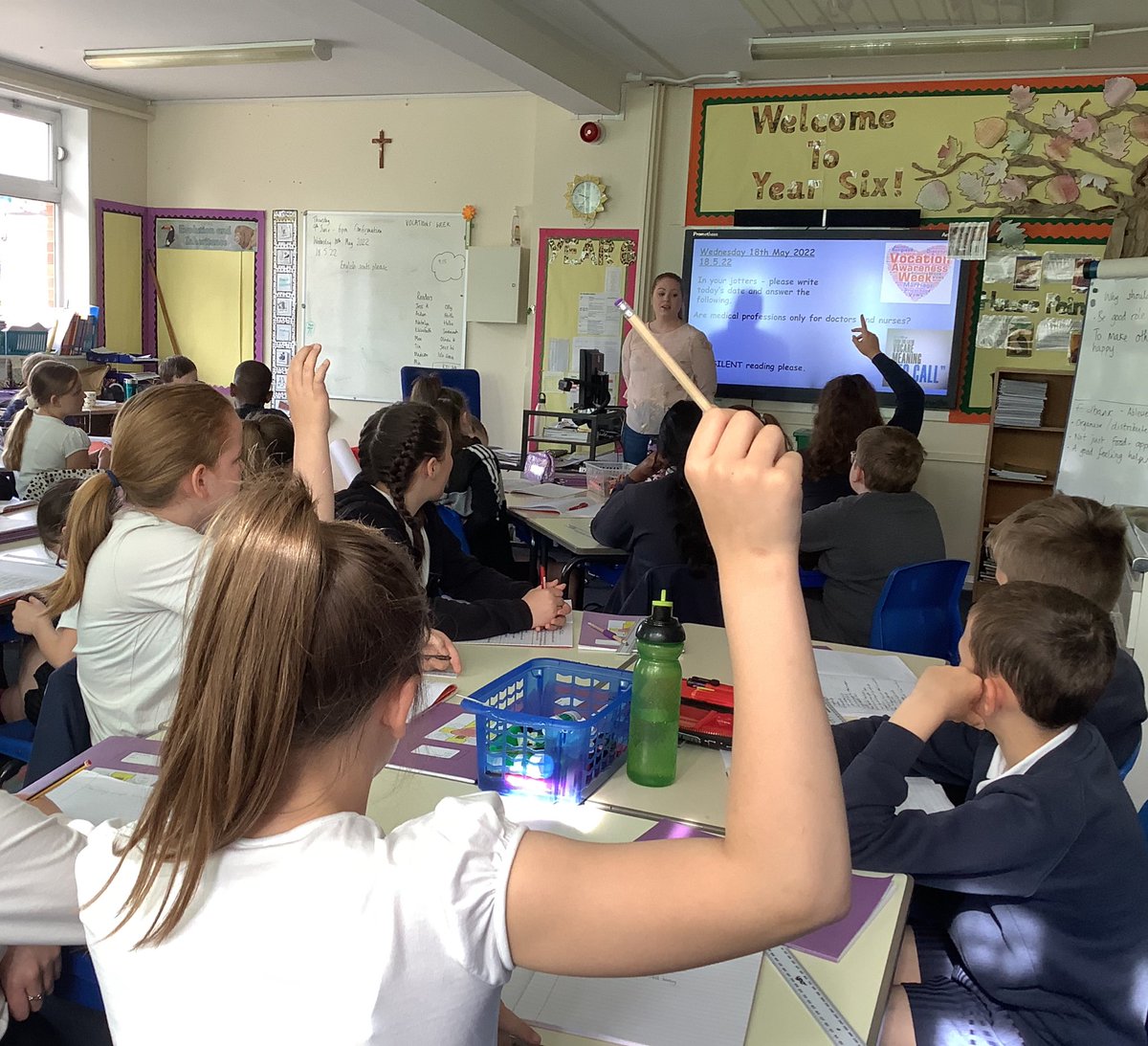 LittleStFrancis's tweet photo. A grateful Year 6 class enjoyed hearing about Mrs Hashim’s job as a stroke nurse; learning the life-saving importance of Face, Arms, Speech and Time. Thank you for answering our questions too! #CatholicLife #MyVocation #WhatIsGodCallingYouToBe https://t.co/K7CM58j1WH