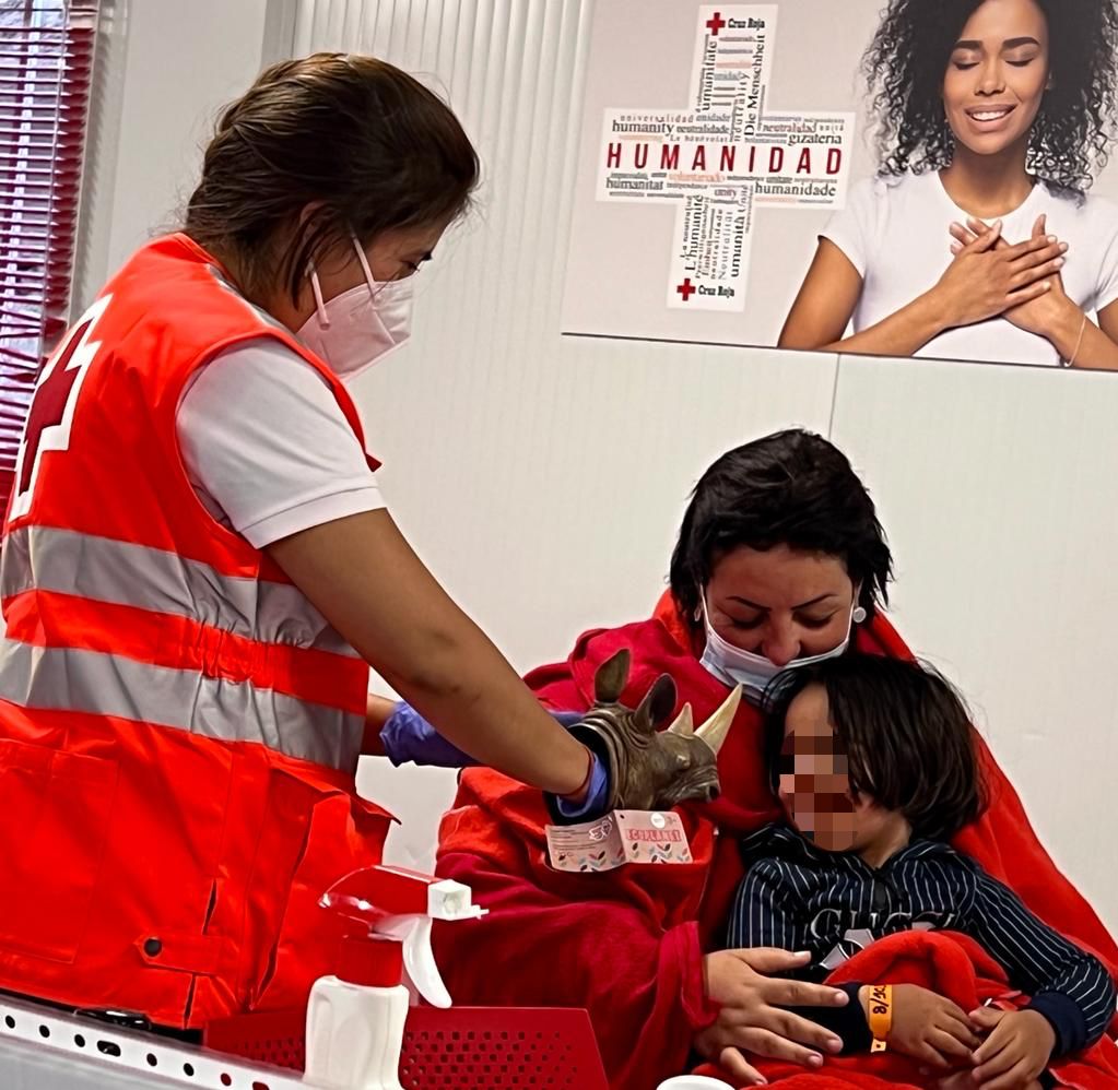 CruzRojaAlmeria's tweet photo. Seguimos abrazando. El #voluntariado de #emergencias sigue cuidando, sanando y ayudando cada día. En las últimas 48 horas los #ERIE han atendido a 84 personas llegadas en #pateras entre ellas los más vulnerables, bebés y menores #GraciasVoluntariado #Almería #ProtegerLaHumanidad https://t.co/iirWCTQERD