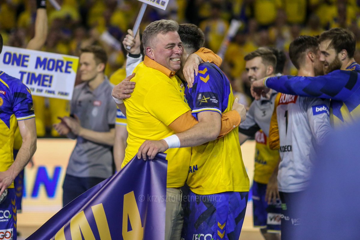kbetnerowicz's tweet photo. Szef 👨‍✈️ i jego ekipa 😉🙃
Brawo 👏 i gratulacje 🤝 @BertServaas 💪
#final4
@kielcehandball @ehfcl https://t.co/zqSM2Xyadc