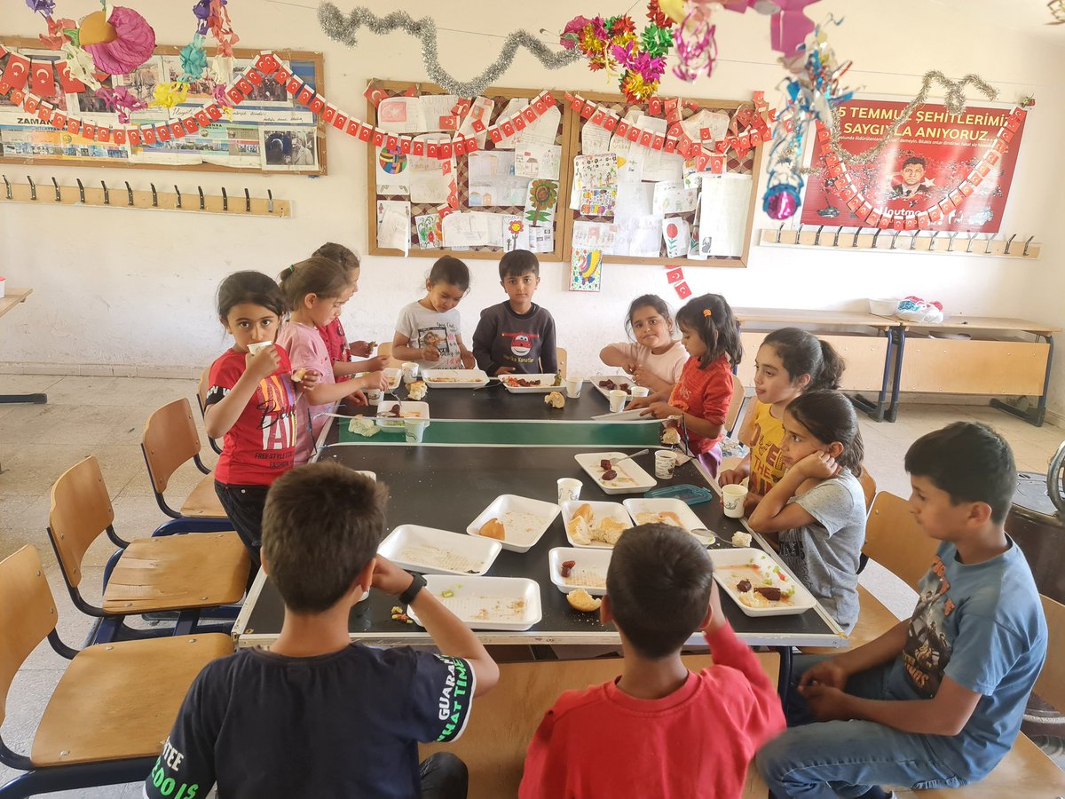 Oynuyoruz,besleniyoruz,eğleniyoruz
