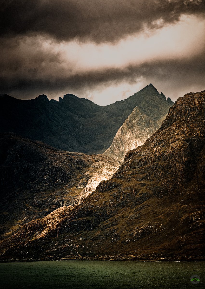 𝙎𝙪𝙣𝙡𝙞𝙩 𝘾𝙪𝙞𝙡𝙡𝙞𝙣𝙨, 𝙄𝙨𝙡𝙚 𝙤𝙛 𝙎𝙠𝙮𝙚

𝘚𝘨𝘶𝘳𝘳 𝘯𝘢 𝘚𝘵𝘳𝘪 𝘪𝘴 𝘫𝘶𝘴𝘵 𝘵𝘰 𝘵𝘩𝘦 𝘳𝘪𝘨𝘩𝘵 𝘰𝘧 𝘵𝘩𝘦 𝘴𝘩𝘰𝘵 𝘢𝘯𝘥 𝘴𝘶𝘯𝘭𝘪𝘨𝘩𝘵 𝘪𝘴 𝘩𝘪𝘵𝘵𝘪𝘯𝘨 𝘵𝘩𝘦 𝘳𝘪𝘥𝘨𝘦 𝘭𝘪𝘯𝘦 𝘵𝘰 𝘚𝘨𝘶𝘳𝘳 𝘕𝘢𝘯 𝘎𝘪𝘭𝘦𝘢𝘯

#skye #Scotland