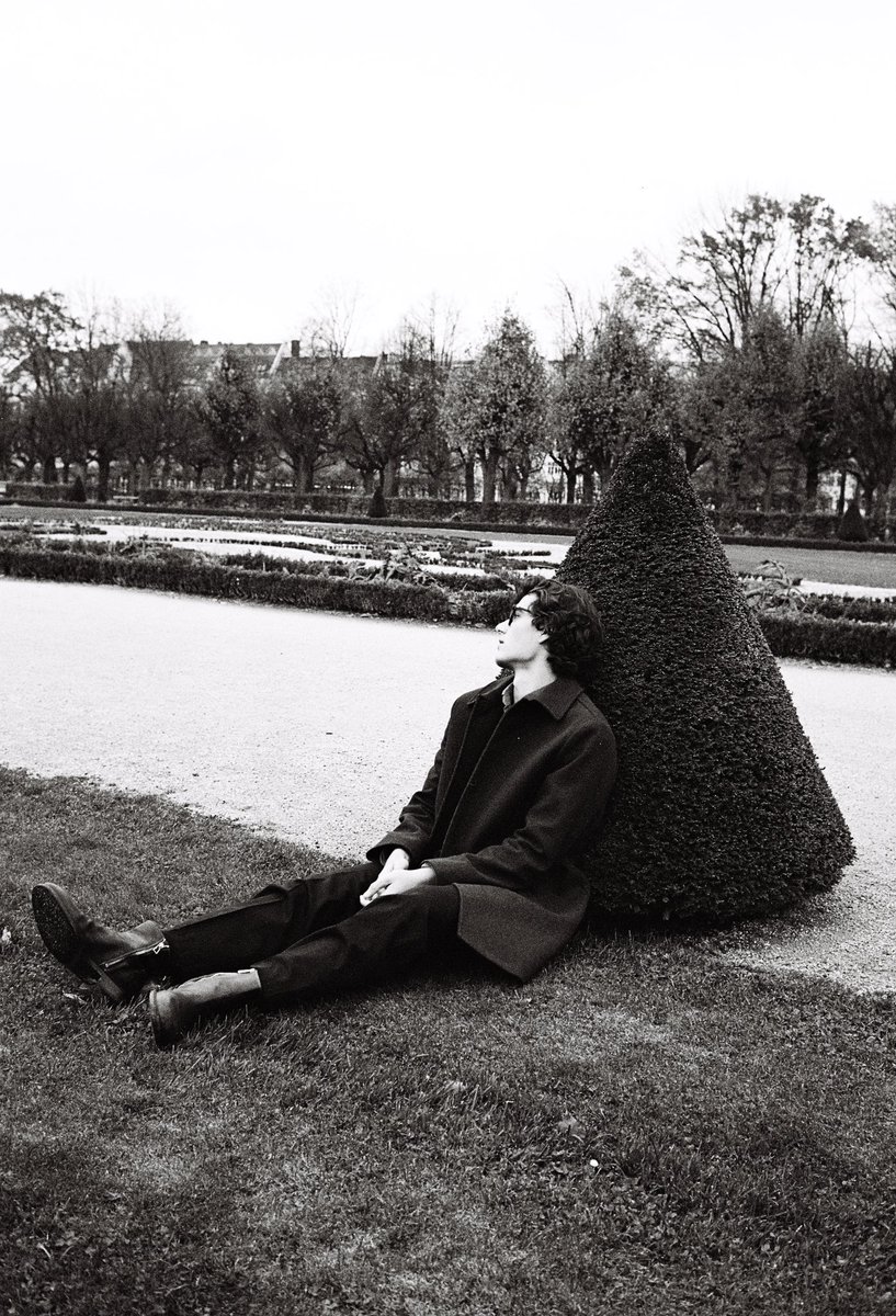 FinnWaldherr's tweet photo. Mit Tony damals im Schlosspark Charlottenburg #leicam6 #ilford https://t.co/CSfwBXaxif
