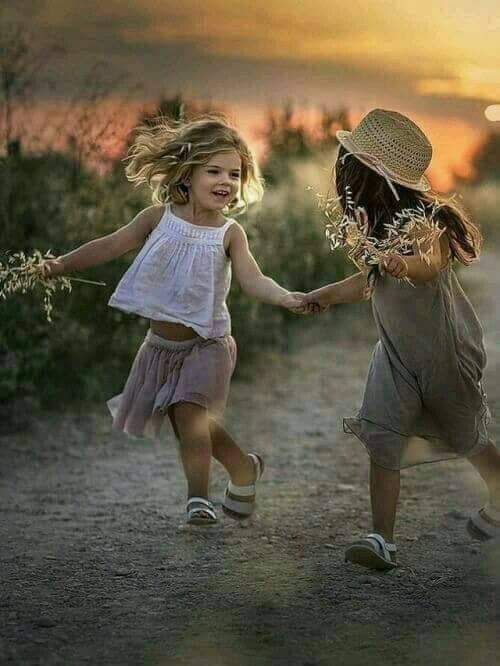 شئنا أم أبينا  السعادة أشخاص  
وليست أماكن  ... ❤️