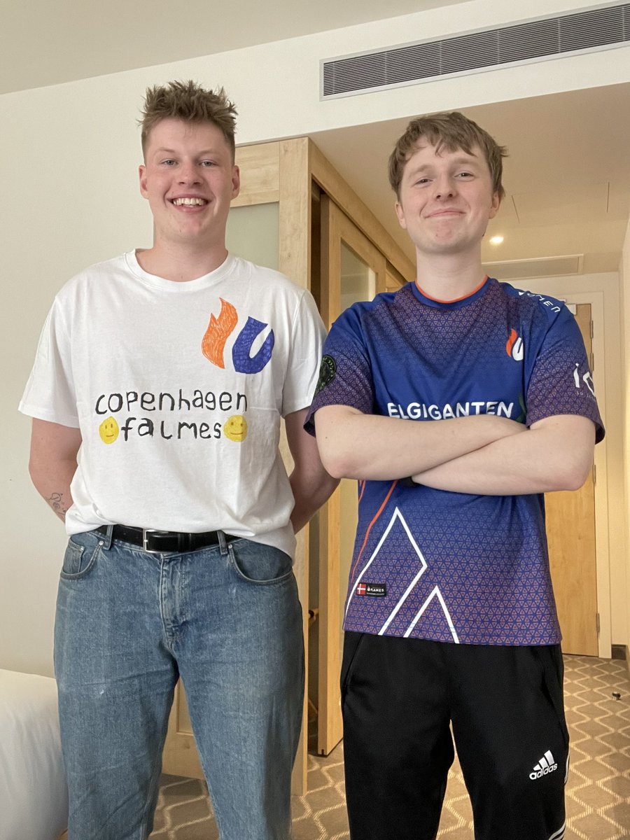 LasseRaun's tweet photo. @CPHFlames hello falmes 🙂 we come to arena to support the best in the world; falmes 🙂 @roeJcsgo 🙂@nicoodoz 🙂 @HooXiCSGO 🙂 @ZyphonCS 🙂 @jabbiCS 

#PGLMajor #PGLANTWERPMAJOR https://t.co/t3sEF7mfqS