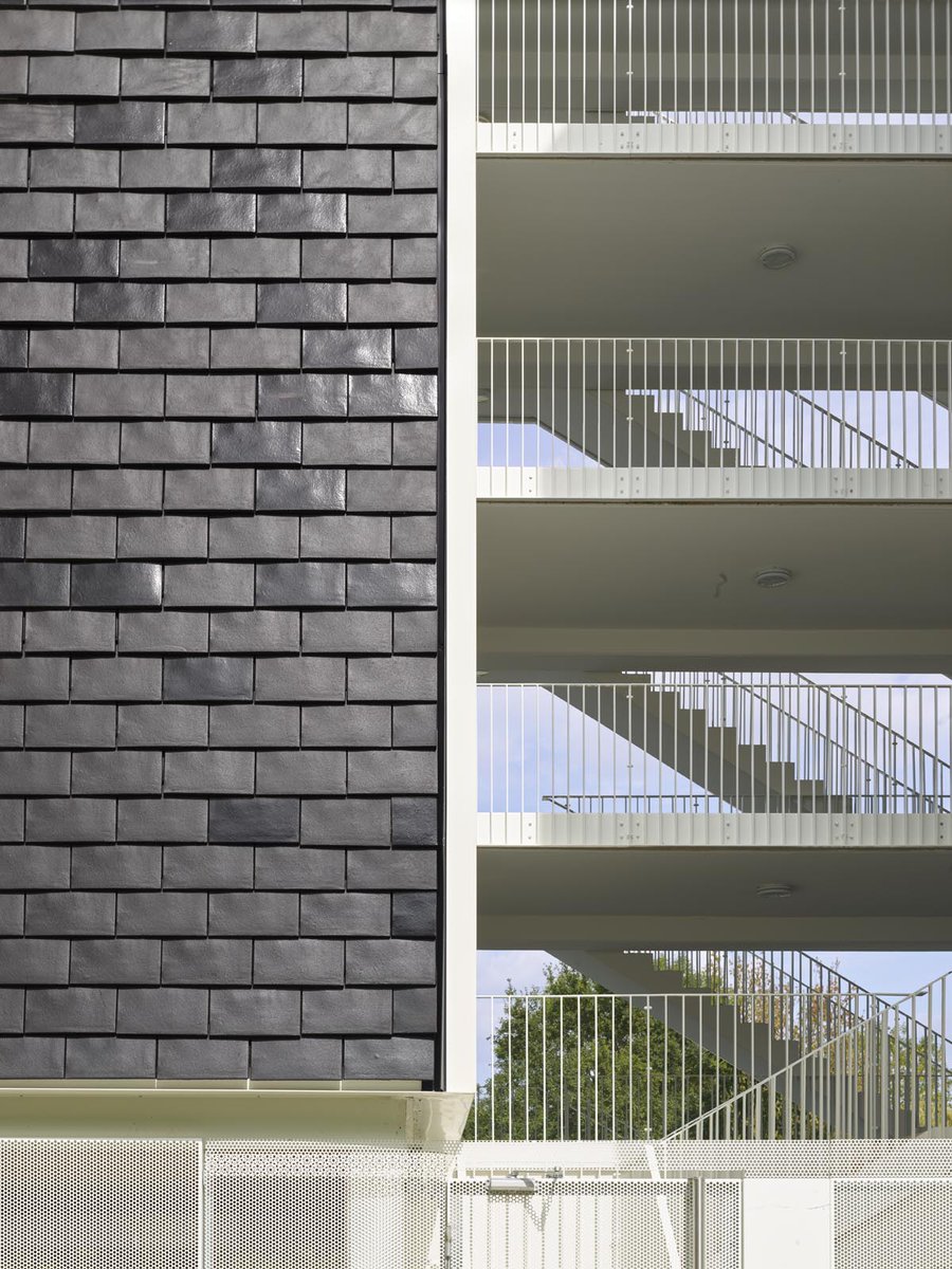 #Publication : <a href="/AMC_archi/">AMC Architecture</a> publie un dossier de détails sur les Vêtures #Tuiles, en prenant pour exemple la #Résidence #TerreSud à #Bègles livrée par #TAA #Bordeaux pour #AdimNouvelleAquitaine en 2019
Détails ici : bit.ly/3sGLKjJ
Photo : #Rolandhalbe 
#architecture #archi