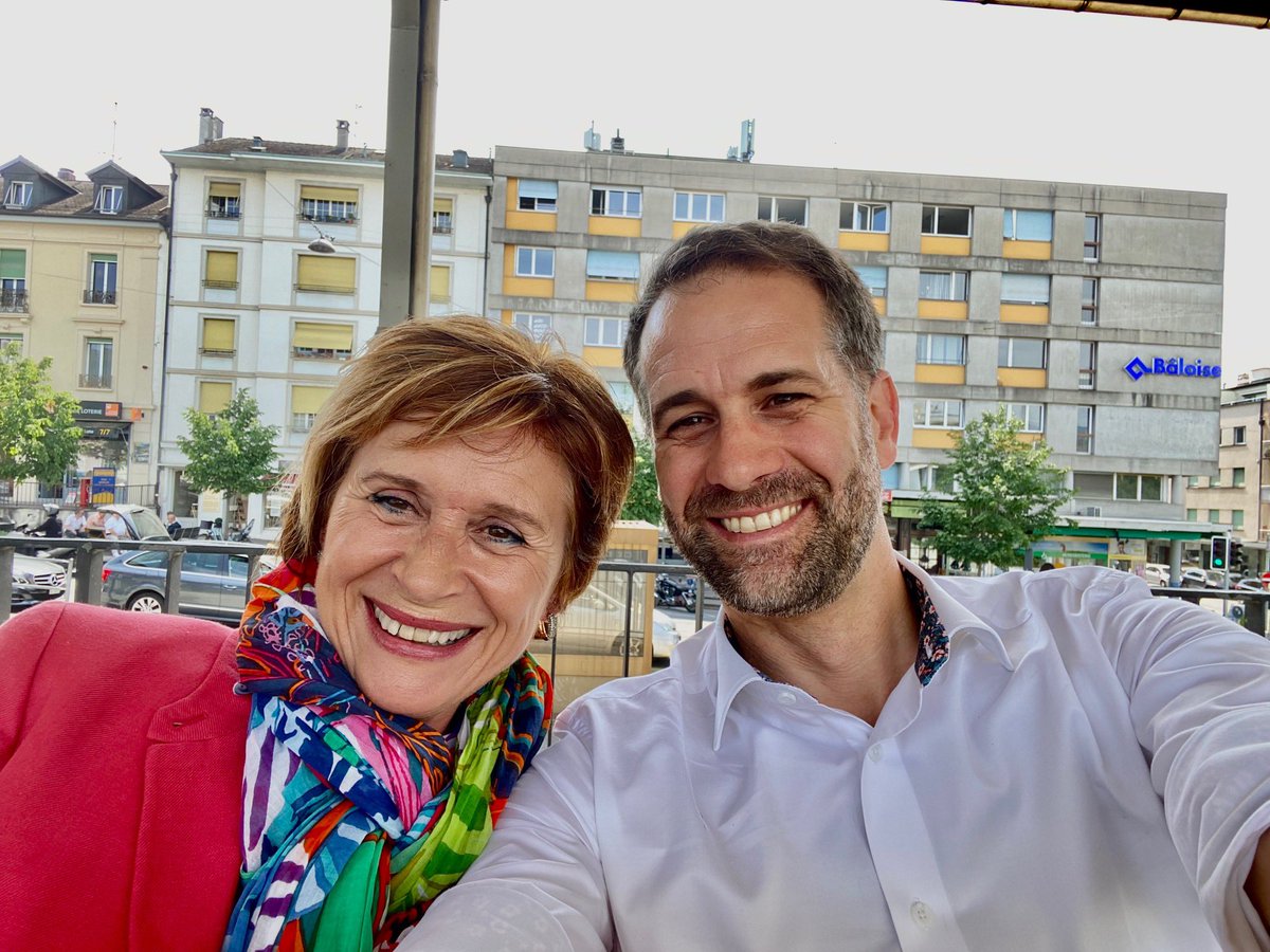 ahodgers's tweet photo. Concours ! Mais où sont ces Genevois en goguette ?! (Indice : ils ont le mal du pays). https://t.co/ofdEBwVpFv