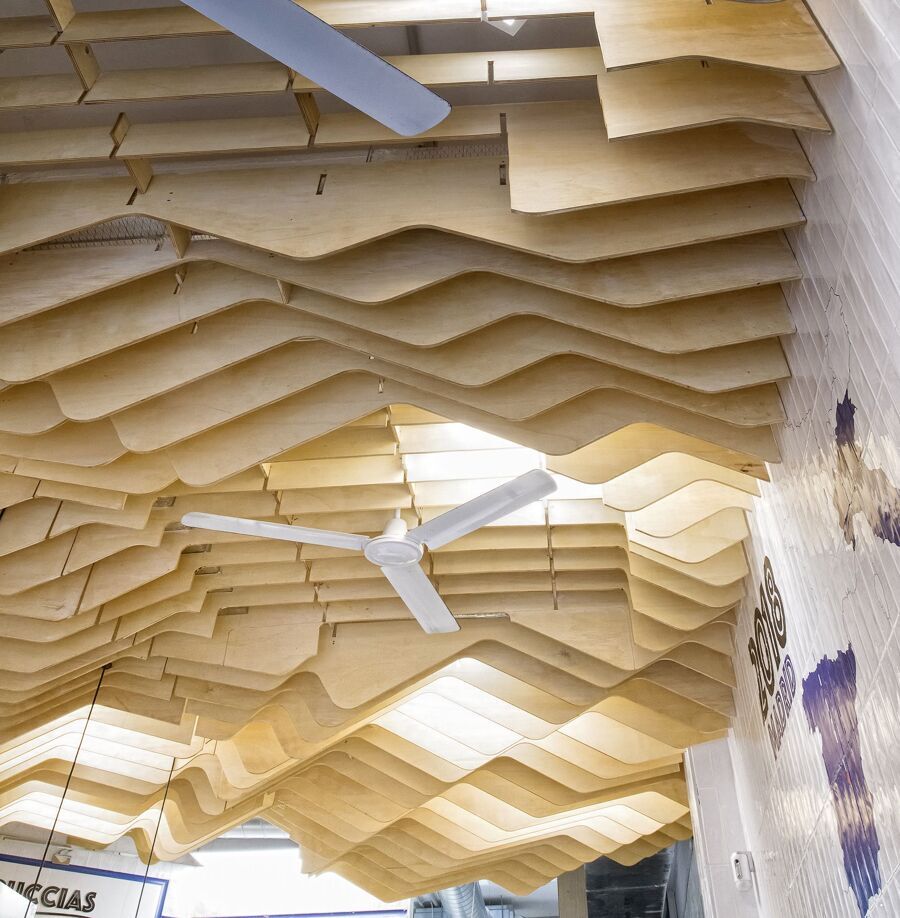 Nuestro tablero Efficiency Poplar fue seleccionado por el estudio de arquitectura #AldeaSophia para crear el efecto de ondas en el techo del bar Puccias en Madrid. Conoce este interesante proyecto aquí 👍 garnica.one/proyectos/bar-…
#Diseño #Arquitectura #Interiorismo #PucciasChueca