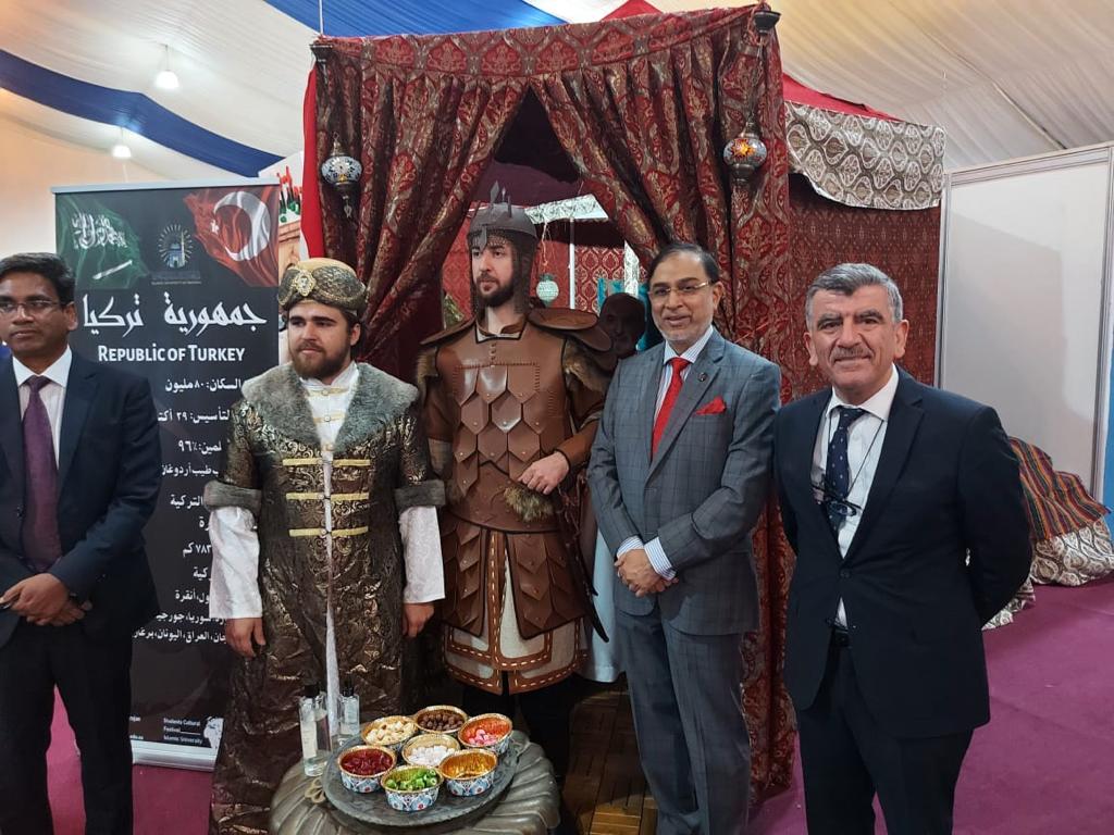 Başkonsolosluğumuz Muavin Konsolosu Osman Şahin, Medine İslam Üniversitesi'nin düzenlediği 10. Kültür Festivali'ne katılan Türk öğrencilerini ziyaret etmiştir.