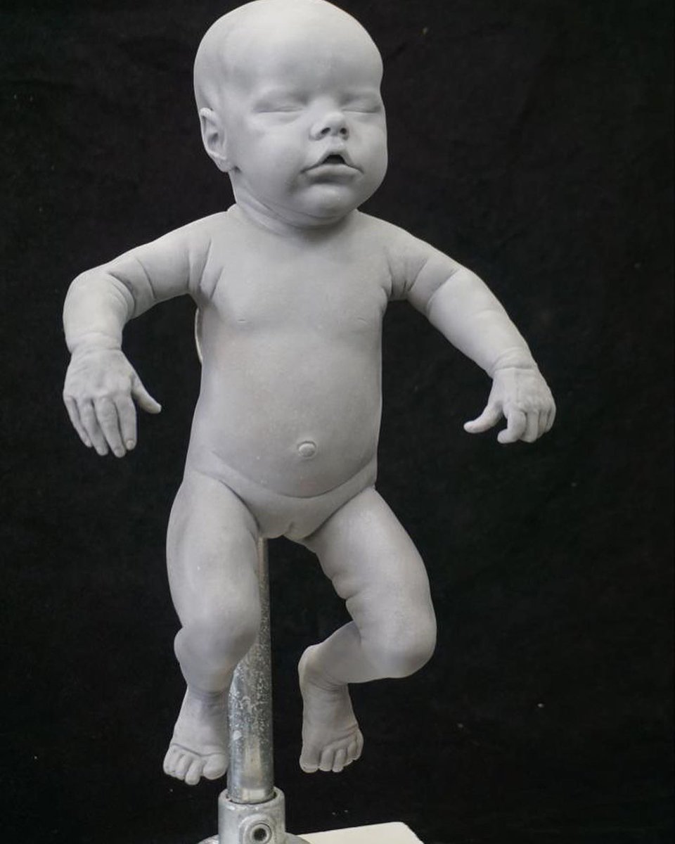 Een levensechte baby in haar eigen broedkamer. Gemaakt door onze MAAKers RFX Propmaking en Studio Mensink, gespecialiseerd in het maken van practical special effects voor film, televisie, theater, etc. en nu te zien in het @GrooteMuseum