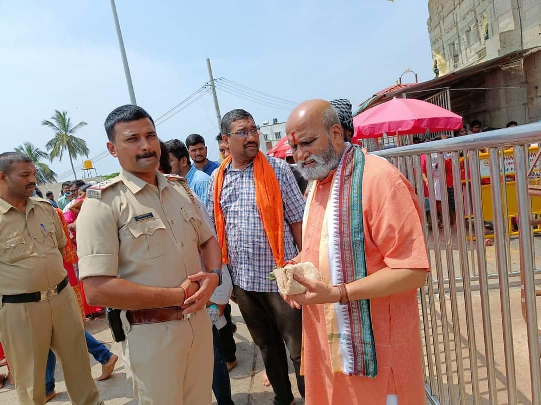 HateDetectors's tweet photo. This is from #Mysuru, #Karnataka.
#SriRamSene chief #PramodMuthalik visited #ChamundiTemple and warned to remove six #Muslim shops which has nothing to do with temple. Sources say they were private shops and not govt owned.
#Islamophobia #MuslimLivesMatter https://t.co/8PgeOMbCE0