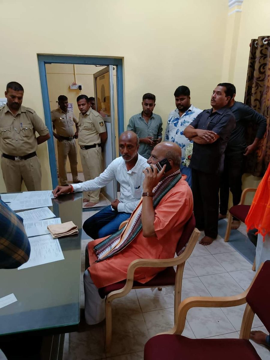HateDetectors's tweet photo. This is from #Mysuru, #Karnataka.
#SriRamSene chief #PramodMuthalik visited #ChamundiTemple and warned to remove six #Muslim shops which has nothing to do with temple. Sources say they were private shops and not govt owned.
#Islamophobia #MuslimLivesMatter https://t.co/8PgeOMbCE0