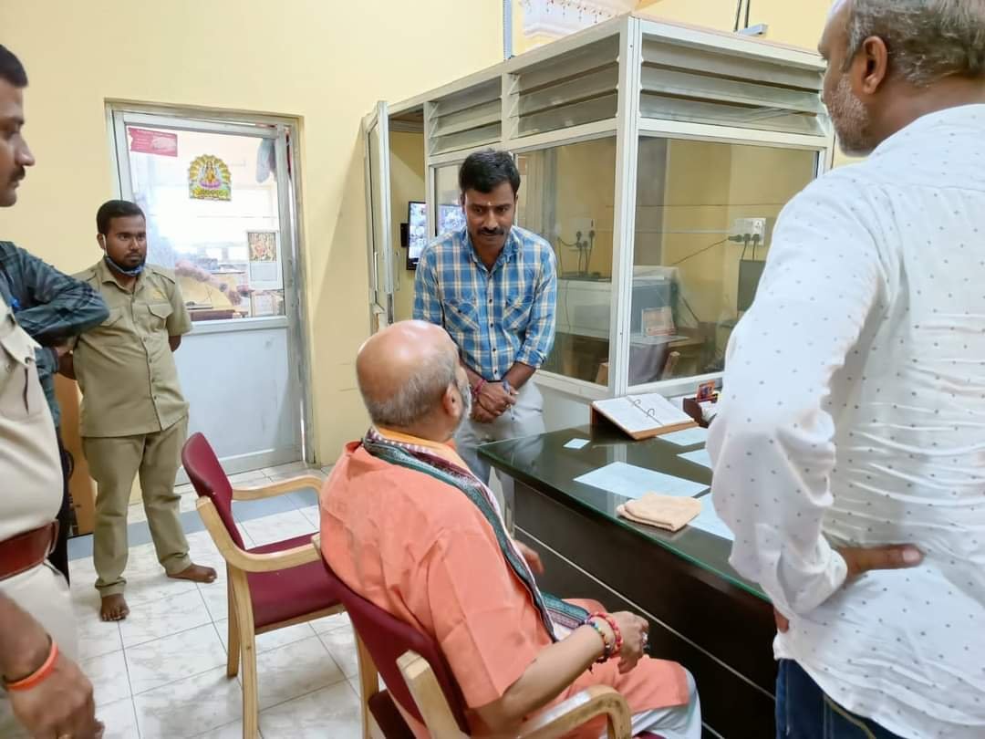 HateDetectors's tweet photo. This is from #Mysuru, #Karnataka.
#SriRamSene chief #PramodMuthalik visited #ChamundiTemple and warned to remove six #Muslim shops which has nothing to do with temple. Sources say they were private shops and not govt owned.
#Islamophobia #MuslimLivesMatter https://t.co/8PgeOMbCE0