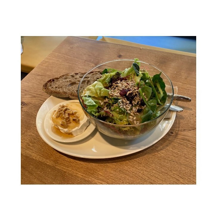 Unser Hit an heissen Tagen: Gemischter grüner Salat mit Ziegenkäse, Baumnüsse und Honig 🥗🍯

#effingerbern #effinger #bern #salat #zmittag instagr.am/p/Cdu_7fEq1VD/