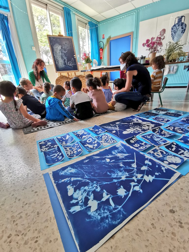 Du #cyanotype à l'#ecoleMaternelle Prévert aux Hauts de Massane!

Rencontre avec l'artiste Ayda-Su Nuroglu et découverte d'un processus de création  poétique qui invite à la rêverie.

Une proposition artistique portée par @montpellier_ + @MinistereCC + @34Dsden

#eac #rep