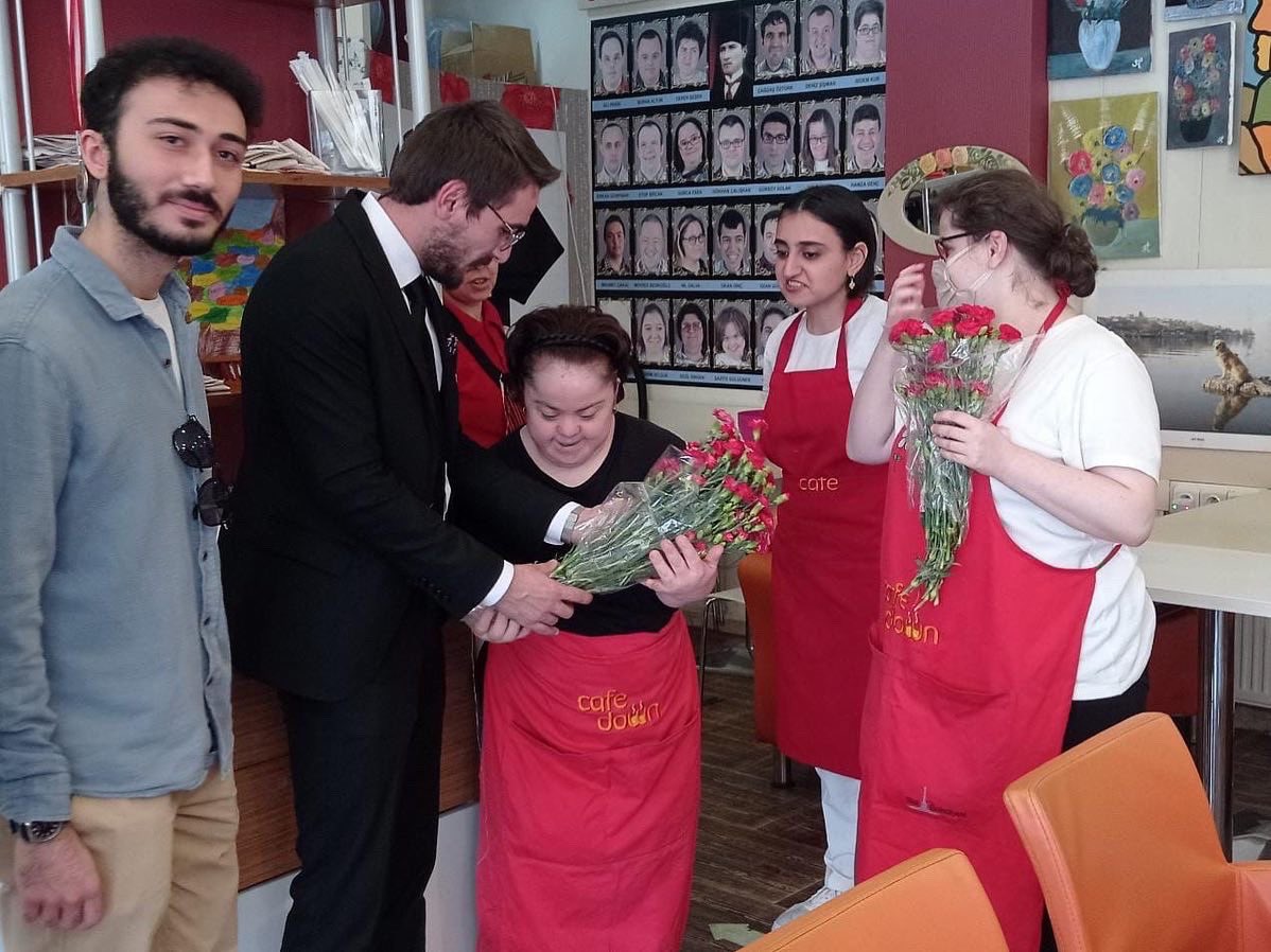 Engelliler haftası münasebetiyle, STK &amp; Halkla İlişkiler Birim Başkanımız riyasetinde, İl Başkan Yardımcılarımız ile Down Sendromlu Kardeşlerimizin çalışmış  olduğu Şişli Down  Cafe'yi ziyaret ettik.