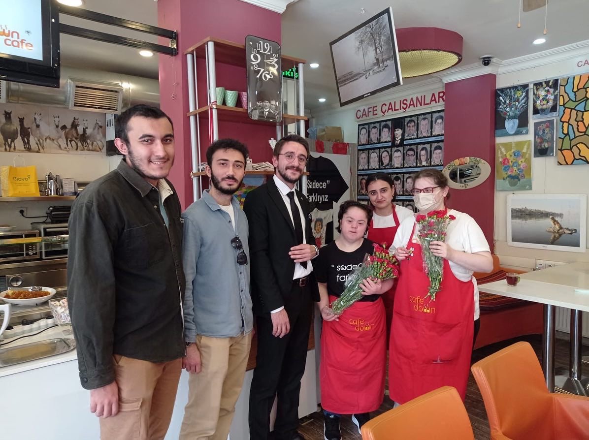 gencrefahist's tweet photo. Engelliler haftası münasebetiyle, STK &amp; Halkla İlişkiler Birim Başkanımız riyasetinde, İl Başkan Yardımcılarımız ile Down Sendromlu Kardeşlerimizin çalışmış  olduğu Şişli Down  Cafe'yi ziyaret ettik. https://t.co/CHUuaD6OIJ