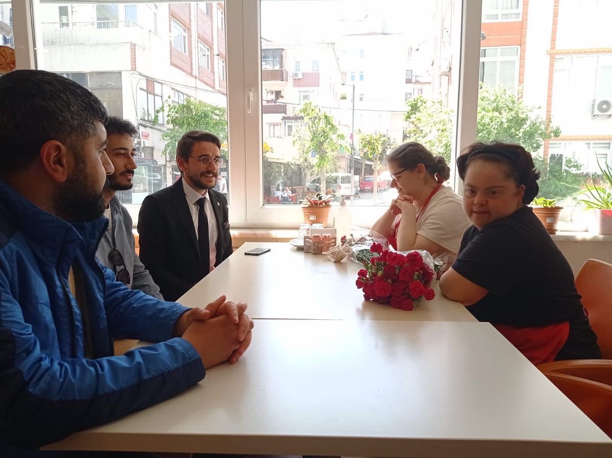 gencrefahist's tweet photo. Engelliler haftası münasebetiyle, STK &amp; Halkla İlişkiler Birim Başkanımız riyasetinde, İl Başkan Yardımcılarımız ile Down Sendromlu Kardeşlerimizin çalışmış  olduğu Şişli Down  Cafe'yi ziyaret ettik. https://t.co/CHUuaD6OIJ