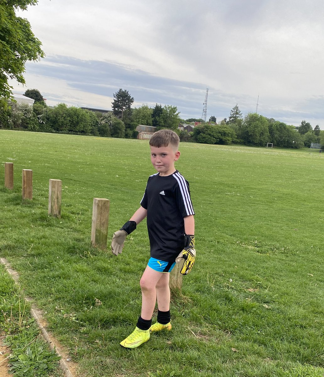 OTheyoungwall's tweet photo. #Killertrainingsession last night then round the field 3 times for being #CHEEKY 
walk or stop and we add an extra lap on 🤭

#fitness #goalkeepertraining #training #gksaves #hardworkpaysoff #grassrootsfootball #goalie #fun #GOAT𓃵 #goals #goalkeeping #football #soccer #uk https://t.co/RuvN1Kz5lu