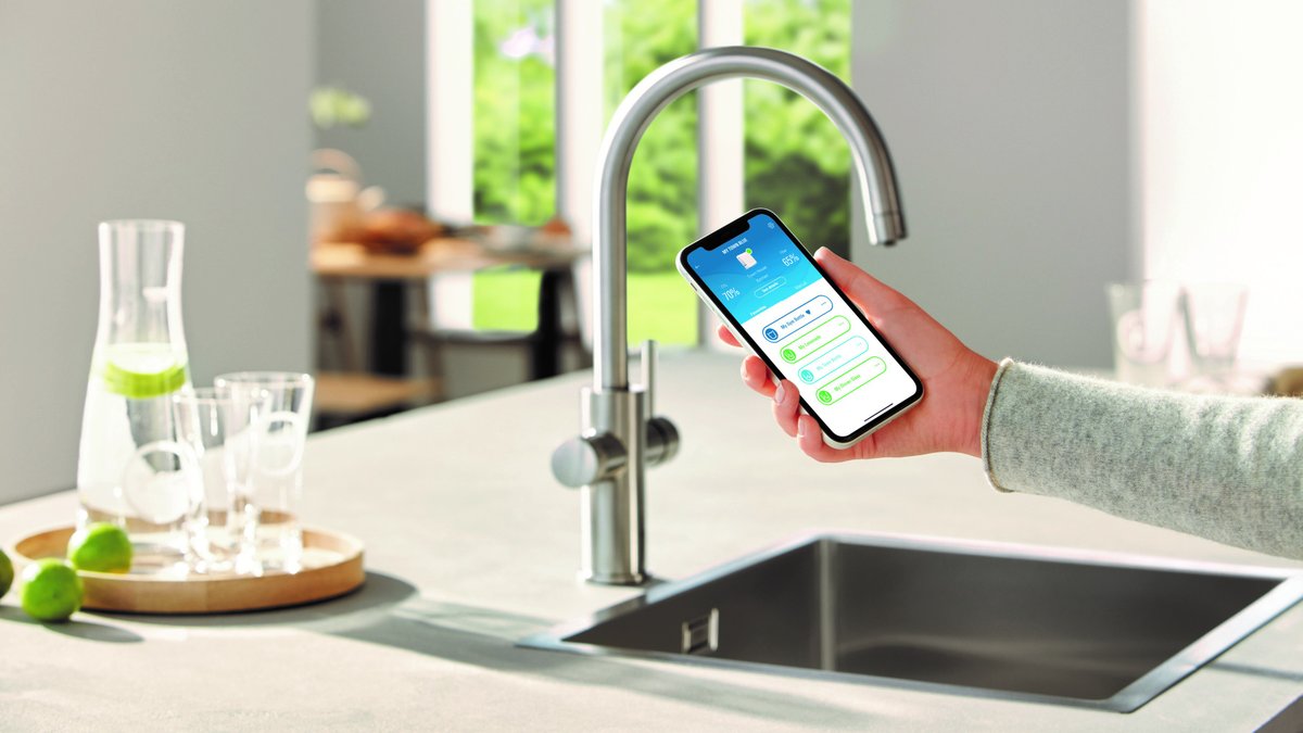 grohe's tweet photo. Whether it's checking the status or filling level, ordering the next CO2 bottle or filter, or filling a carafe with cool sparkling water on the go, the #WatersystemsApp is the complement to the #GROHEBLUE tap - always keep an eye on your Watersystems! https://t.co/OHv5VGKlfK https://t.co/I6225HJZDH